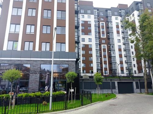 een lege straat voor een hoog gebouw bij VIP apartment у центрі міста, новобудЖК Театральний,дуже простора in Rivne