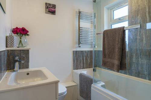 A bathroom at Private deck with newly refurbished flat attached!