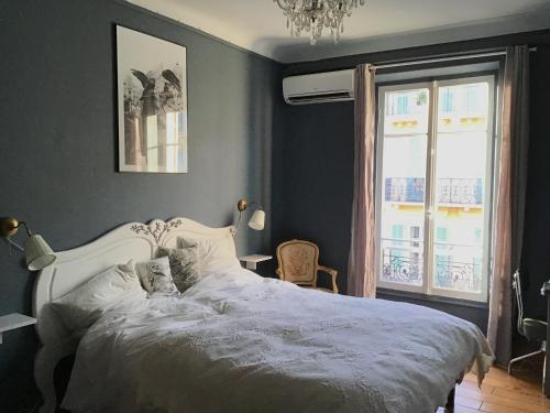 Un pat sau paturi într-o cameră la Modern, traditional , bright and stylish appartement