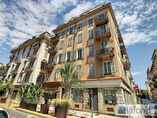 Modern, traditional , bright and stylish appartement