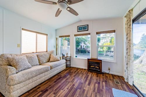 Quiet Riverfront Oasis & Getaway Cabin – Photos 2