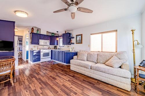 Quiet Riverfront Oasis & Getaway Cabin – Photos 5