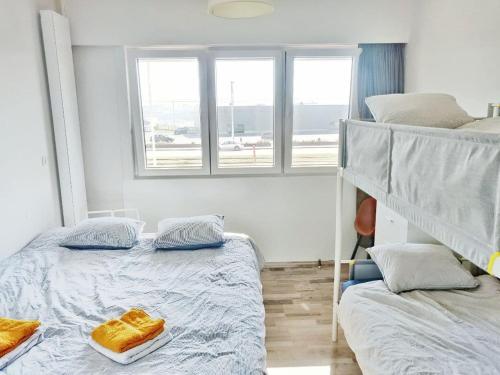 1 Schlafzimmer mit 2 Etagenbetten und einem Fenster in der Unterkunft Royal Palace Seaview Suite in Ostende