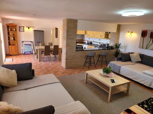 Posezení v ubytování luxury apartments sea views with pool