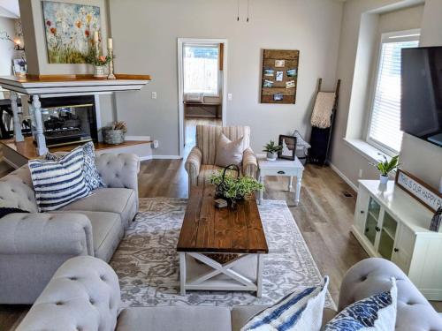 a living room with couches and a coffee table at Meridian BnB ID - Pristine 4BR 2BA Spacious Home In The Heart Of Meridian Near Boise in Meridian