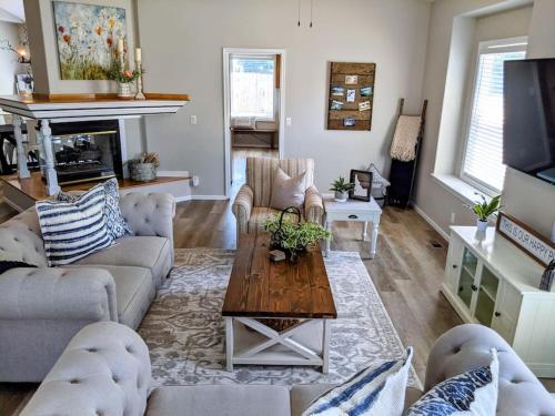 Χώρος καθιστικού στο Meridian BnB ID - Pristine 4BR 2BA Spacious Home In The Heart Of Meridian Near Boise