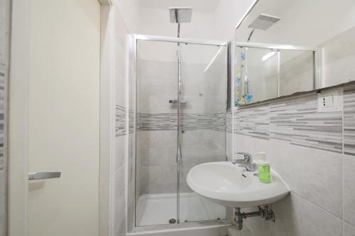 y baño blanco con lavabo y ducha. en Rialto House wi-fi, en Venecia