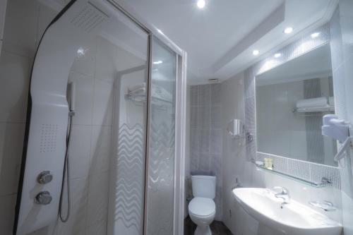 Koupelna v ubytování Pantelidis Hotel & Spa