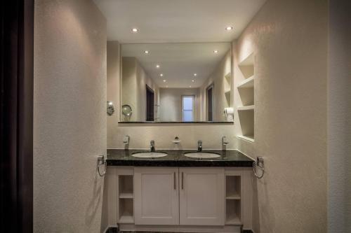 a bathroom with two sinks and a large mirror at Villa BanRomYen 50AB SiamRoyalView 70mtrs to Beach in Ko Chang