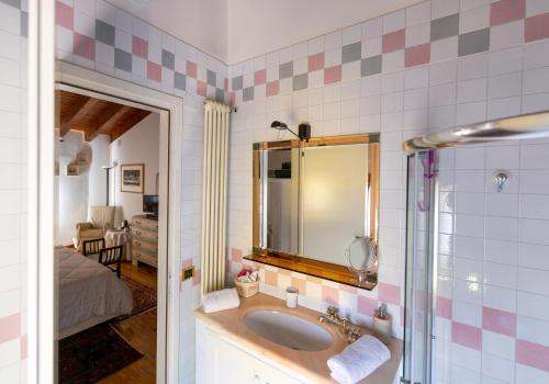 La salle de bains est pourvue d'un lavabo et d'un miroir. dans l'établissement Rosy25, à San Michele