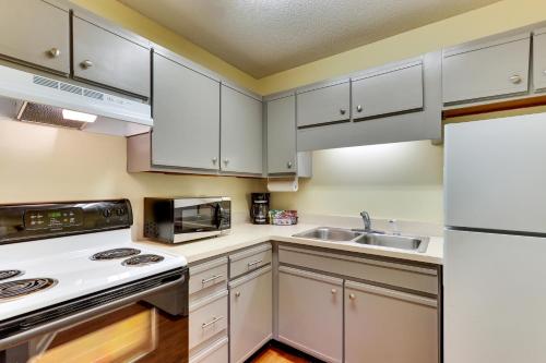Cucina o angolo cottura di Mariners Suites - Kingsland