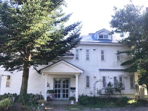 Una casa blanca con un árbol delante. en Blanche Mori - Vacation STAY 86844v, en Hokuto