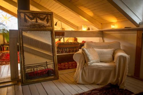 lustro i krzesło w pokoju w obiekcie Romantic Spa Villa with Fireplace by the lake w mieście Stjärnsund