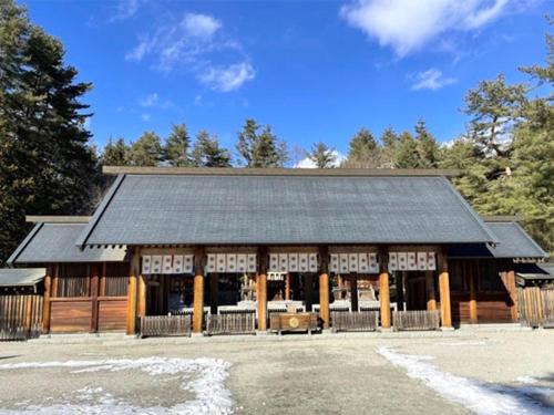ein großes Holzgebäude mit einem großen Dach in der Unterkunft Blanche Mori - Vacation STAY 86835v in Hokuto