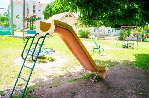 Ο χώρος παιχνιδιού για παιδιά στο Yhavarees Comfy Oasis 2-Bed Aprt- Central & Secure