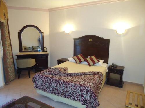 Un pat sau paturi într-o cameră la Holy Valley Hotel