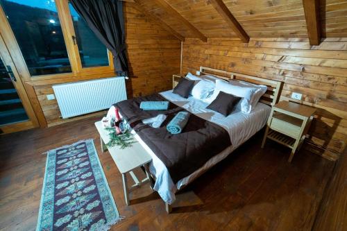 A bed or beds in a room at La Cabane Râșnov