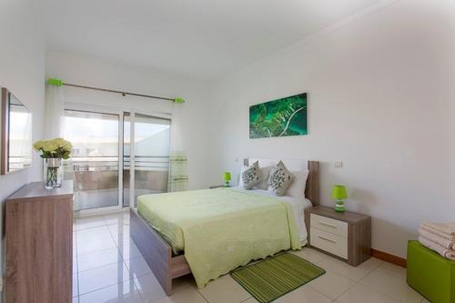 Ένα ή περισσότερα κρεβάτια σε δωμάτιο στο Quinta Barracuda Albufeira Luxury Beach Apartment