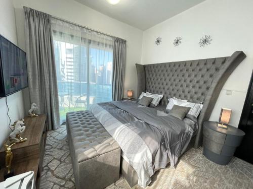 um quarto com uma cama grande e uma janela grande em Luxury Room with Marina view close to JBR Beach and Metro with Shared Kitchen no Dubai