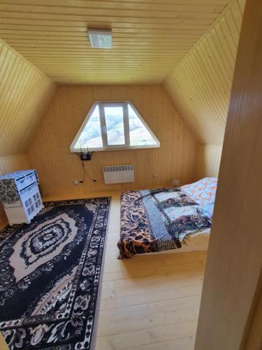 mały pokój z łóżkiem i oknem w obiekcie Stanica Karpacka 4x4 w mieście Mohnate