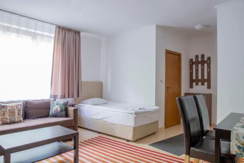 Postel nebo postele na pokoji v ubytování Apartments in Complex Grand Manastira