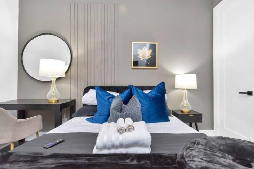 เตียงในห้องที่ The Suite Spot! Downtown Skyline Views! Sleeps 12