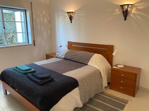 um quarto com uma cama com um cobertor azul em Tavira near the center - two bedroom with balcony em Tavira