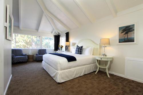 Postel nebo postele na pokoji v ubytování Lamp Lighter Inn and Sunset Suites