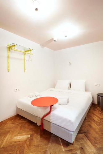Un ou plusieurs lits dans un hébergement de l'établissement Hotel Not Hotel Rotterdam