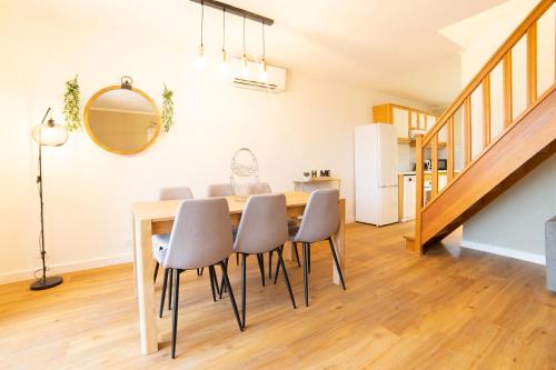 une salle à manger avec une table et des chaises dans l'établissement Cottage 