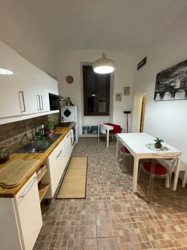 A kitchen or kitchenette at Appartamento Stazione Termini