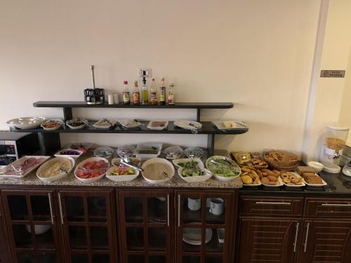 een buffet met veel verschillende soorten eten erop bij Petra Sky Hotel in Wadi Musa