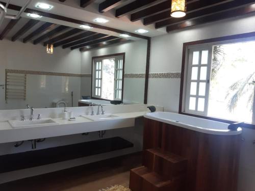 uma casa de banho com 3 lavatórios e um espelho grande em Pousada Sunshine Beach em Angra dos Reis