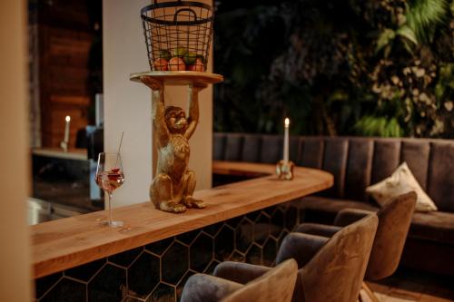 een tafel met een kaars en een glas wijn bij Uncle Jacks in Flachau