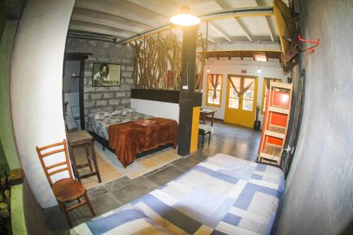 - une chambre avec un lit, une table et des chaises dans l'établissement pedramarca- Praia da Ferrugem, à Garopaba