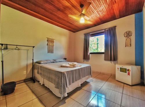 a bedroom with a bed and a ceiling fan at Topo do Cipó Ecopousada Vegana in Serra do Cipo