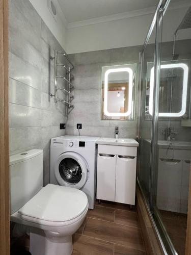 een badkamer met een toilet en een wasmachine bij Твоє Сколе in Skole
