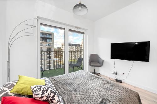Ένα ή περισσότερα κρεβάτια σε δωμάτιο στο Luxury in City -2-Bright-Secure&FreeParking