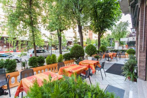 Reštaurácia alebo iné gastronomické zariadenie v ubytovaní Hotel Ristorante San Carlo