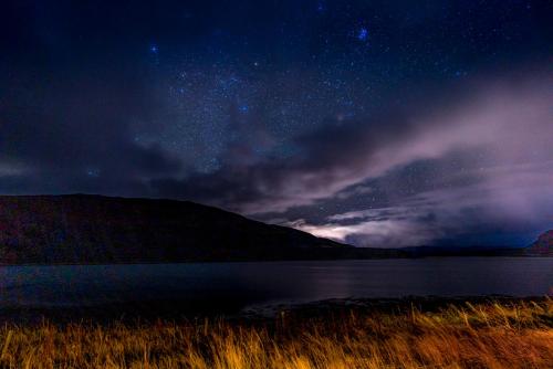 a starry night with the milky way over a lake at Beautiful views from right above the water in Dunan