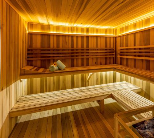 uma sauna com um banco no meio em Presidente InterContinental Cozumel Resort & Spa, an IHG Hotel em Cozumel