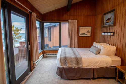- une chambre avec un lit et une grande fenêtre dans l'établissement Lutsen Sea Villas, à Lutsen