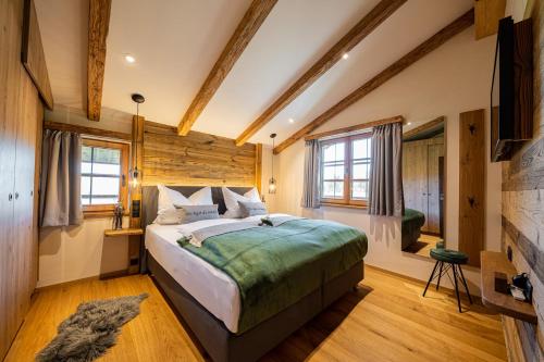 Кровать или кровати в номере Alm-Chalets-Samerberg