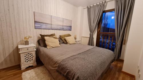 a bedroom with a large bed with a window at Tuhogarencerler parking y taquilla en pistas in Cerler