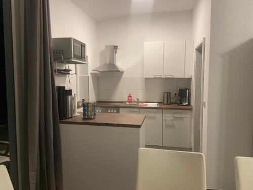 a kitchen with white cabinets and a counter top at Modernes Ferienhaus E25, 2-6 Pers keine Monteure in Lichtenau