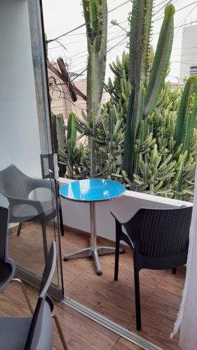 a table and chairs in a room with a cactus at Casablanca 2 in Tacna