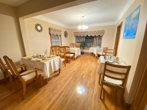 comedor con 2 mesas y sillas y comedor en Anna's Bed & Breakfast en Cataratas del Niágara