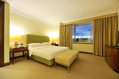  Regent Warsaw Hotel -  Room  picture :   Tea/Coffee maker    Shower    Bath                           