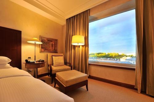  Regent Warsaw Hotel -  Room  picture :   Tea/Coffee maker    Shower    Bath                           