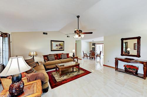 布雷登頓的住宿－Doplin Paradise，客厅配有沙发和桌子